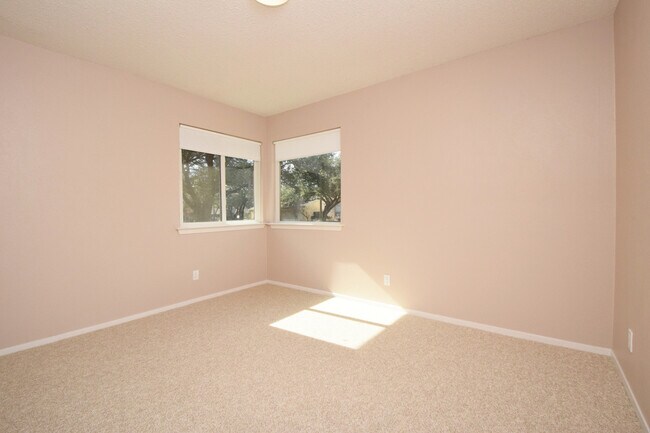 Building Photo - 4/3 w/ Fenced yard & enclosed patio!