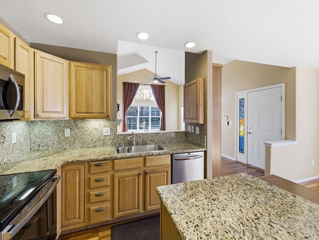 Building Photo - Beautiful 4-Bedroom Townhome With Finished Basement & 2 Full Kitchens!
