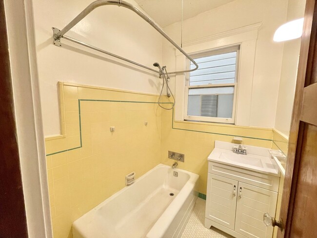 Building Photo - 2BR/1BA Meticulous Full Floor Flat! Laundr...