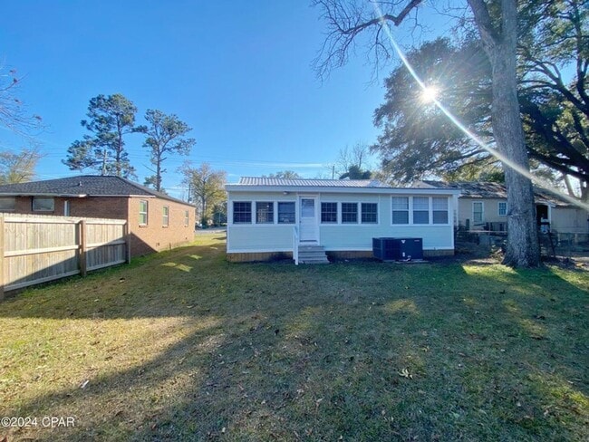 Building Photo - Home Centrally Located in Marianna, FL