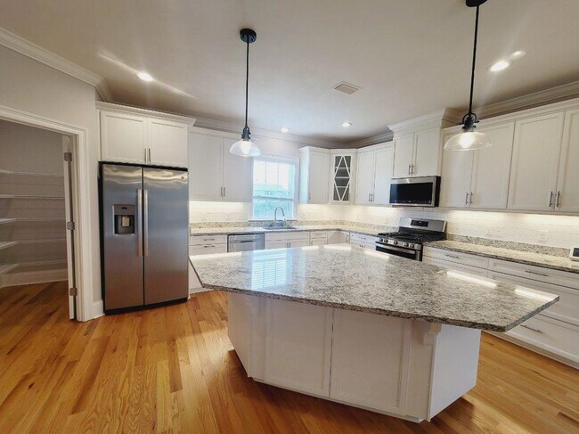 Building Photo - 2385 Sweet Valley Hts