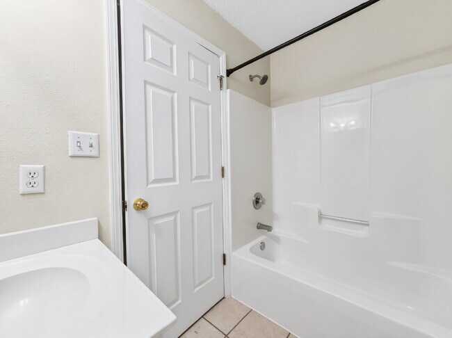 Building Photo - "Charming 2-Bed Townhouse Retreat on Scenic Oak Ln!"