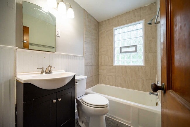 Building Photo - 213 E Hudson St