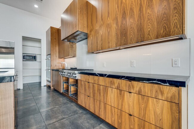 Building Photo - Luxury Summerlin Living in Gated Canyon Cr...