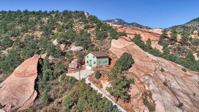 Building Photo - Beautiful 3 Bed Home Perched on a Mountain Side!!