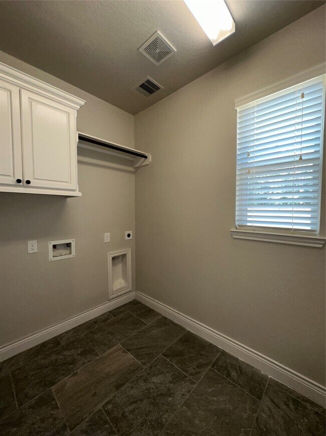 Building Photo - 143 Trophy Canyon Dr