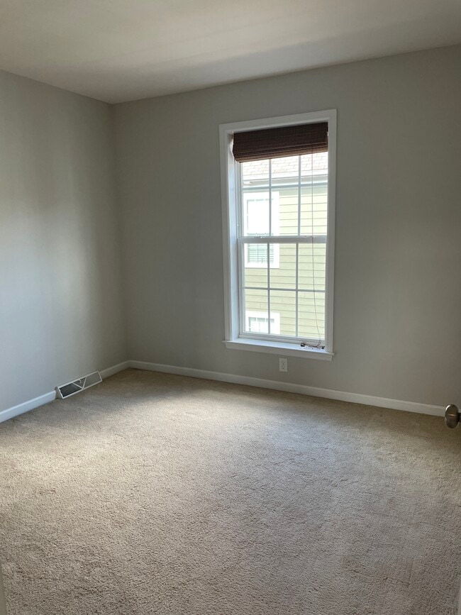 Building Photo - 127 Summer Ln