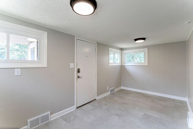 Building Photo - Updated 5 bedroom 2 bath single family house
