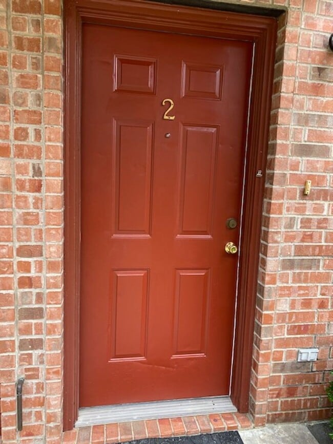 Building Photo - 2 BEDROOM 2.5 BATH TOWNHOME