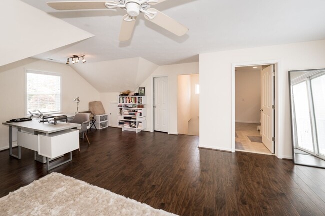 Building Photo - Immaculate 3 bedroom 2 bath bungalow at Oc...