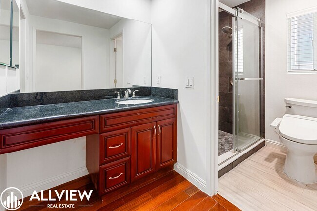 Building Photo - Beautifully Upgraded 2-Bed, 3-Bath Townhou...