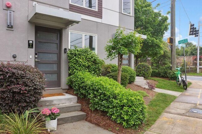 Primary Photo - 1672 DeKalb Ave NE