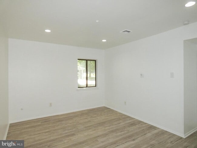 Building Photo - 1 Maplewood Ct