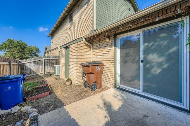 Building Photo - 1015 E Yager Ln