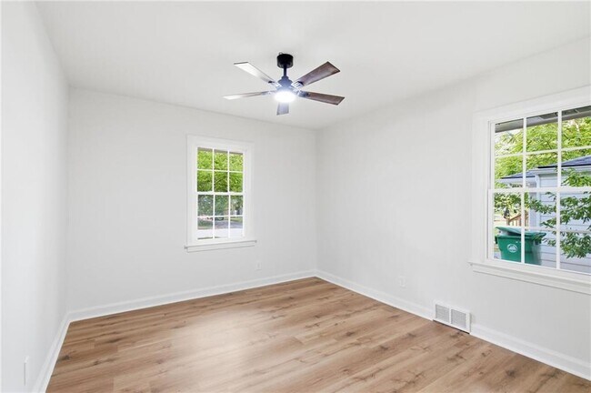 Building Photo - 2801 Mitchell Dr