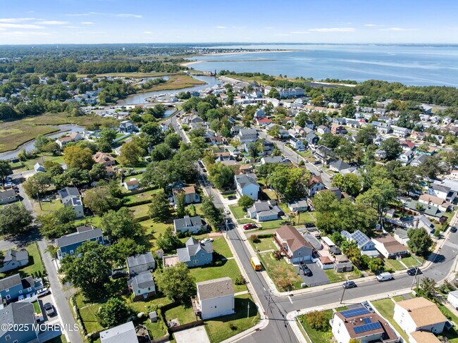 Building Photo - 212 Seeley Ave