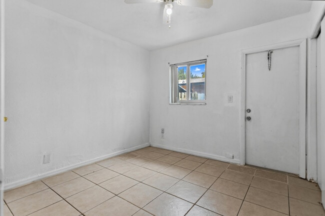 Building Photo - 709 SW 13th Ave