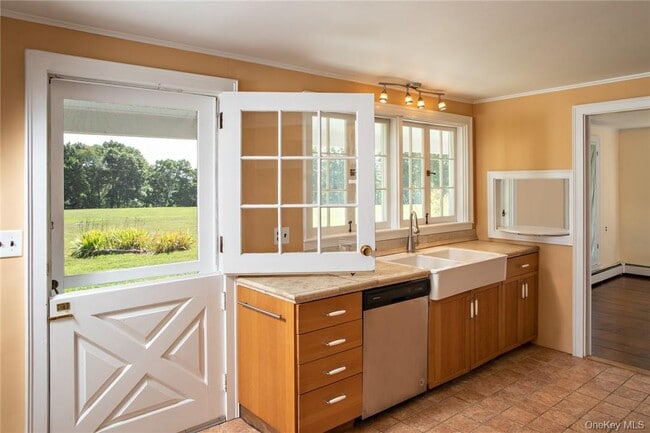 Building Photo - 332 Quaker Hill Rd