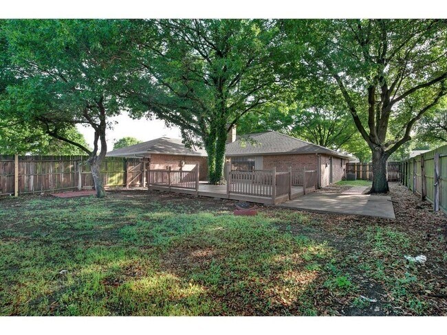 Building Photo - 100 Hacienda Dr