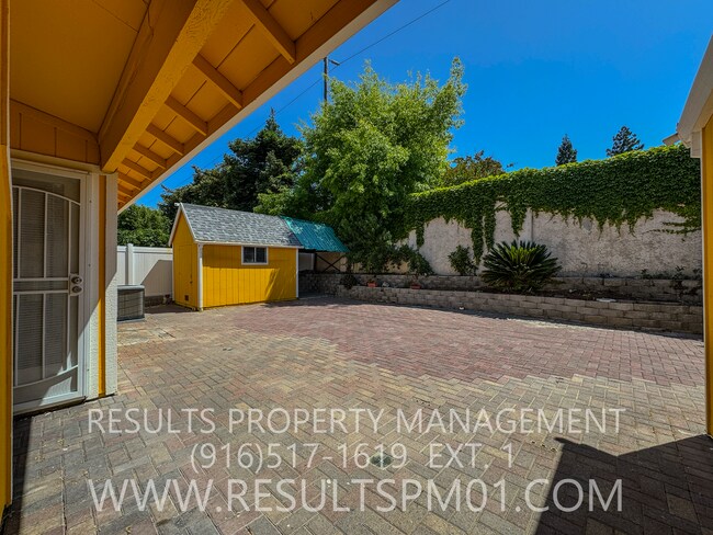 Building Photo - Spacious 4 Bedroom on corner lot