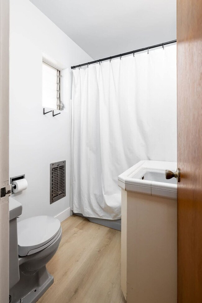 Building Photo - 4000 Highland Dr