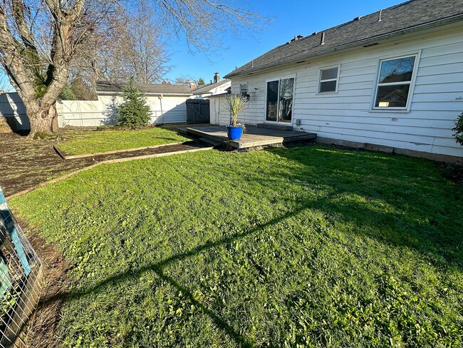 Building Photo - 1069 Evergreen Ave NE