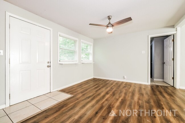 Building Photo - 3 BR/1.5BA | Newly Renovated Single Family Home |  Fenced backyard | In Kansas City!