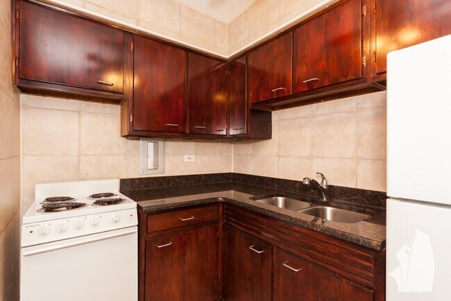 Building Photo - 426 W Barry Ave