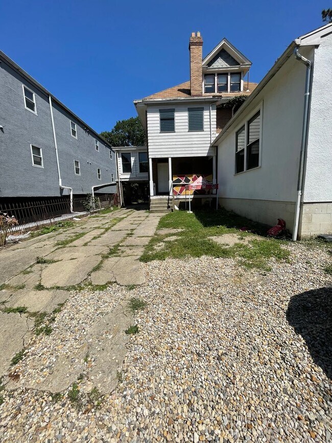 Building Photo - Large Brick 7 bedroom home.