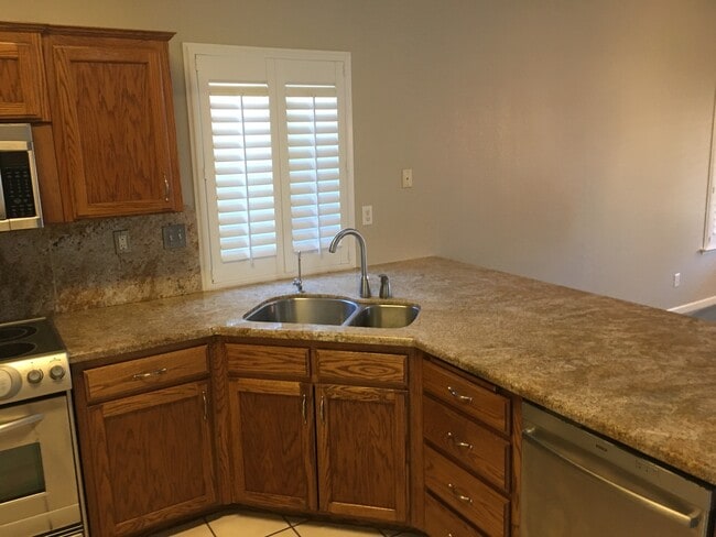 Building Photo - GORGEOUS CLOVIS UNIFIED 4 BEDROOM HOME!