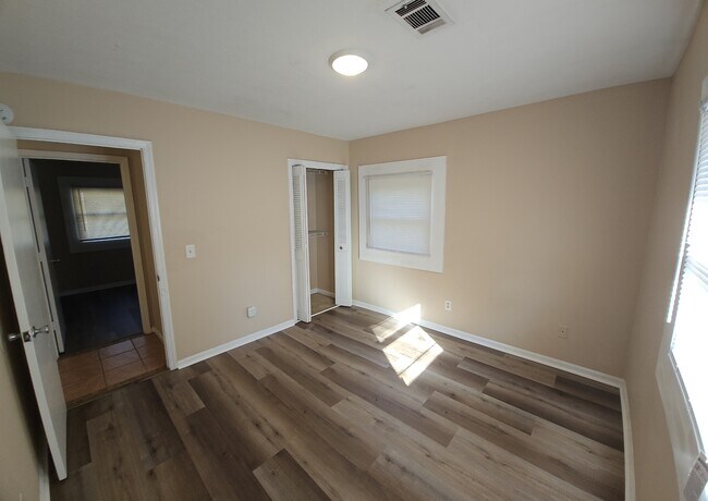 Building Photo - 5807 Hunter Rd