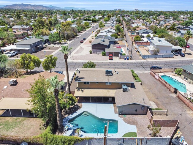 Building Photo - 6 Bedrooms, 3 Bath,  Pool CLOSE TO ASU (Rural & Broadway)