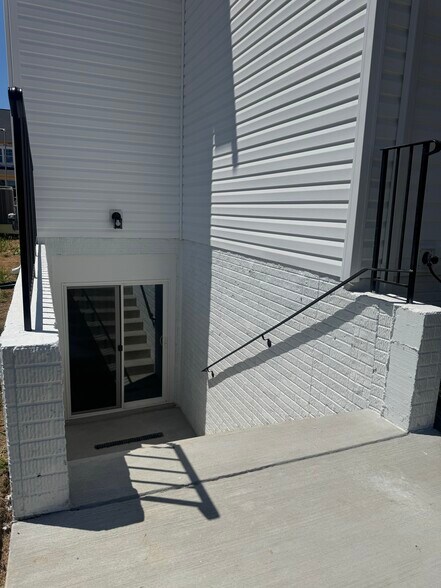 Building Photo - 402 Meadow Creek Dr