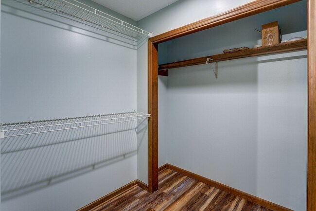 Building Photo - Large home in a beautiful setting close to all JC amenities