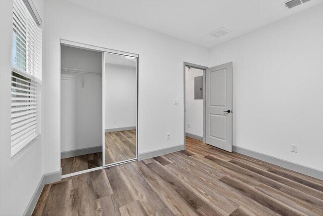 Building Photo - 2252 Fernwood St