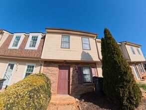 Building Photo - Townhouse off Timberlake