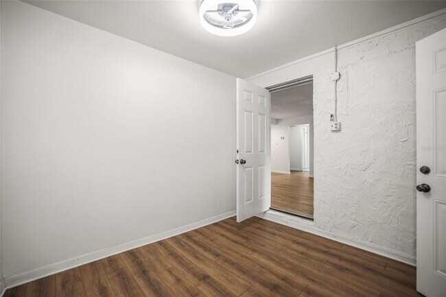 Building Photo - 2955 Bay View Dr