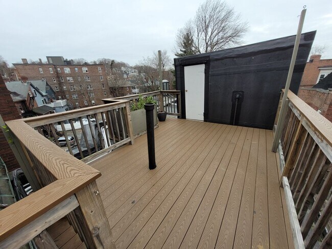 Building Photo - Charming 3 Bedroom-No Broker Fee
