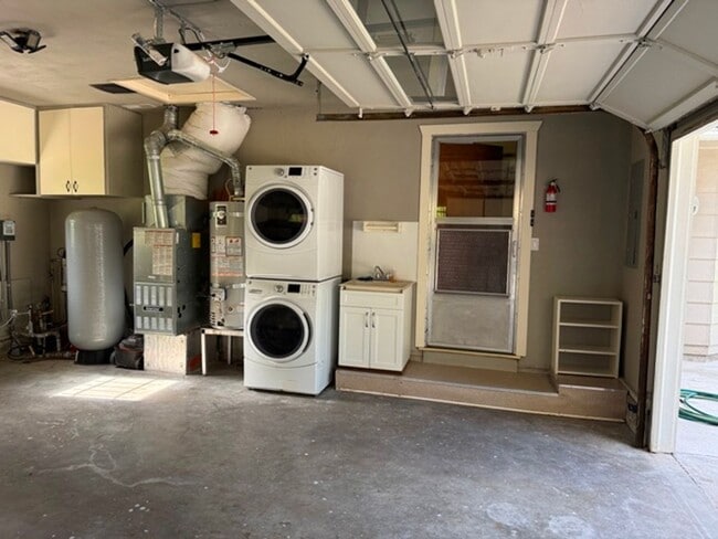 Building Photo - 3Bd/2Ba Single Story House - For Viewing!