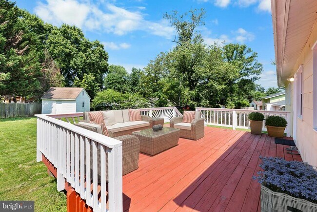 Building Photo - 10422 Floral Dr