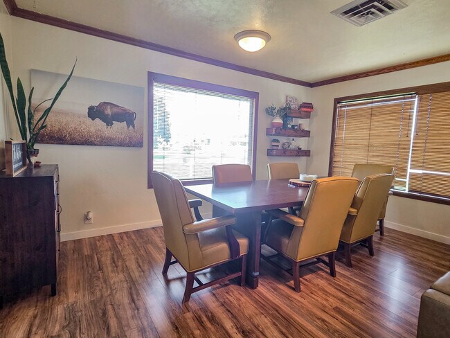 Building Photo - Overland Office