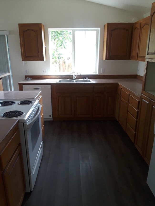Building Photo - Adorable duplex in Prineville - all new in...