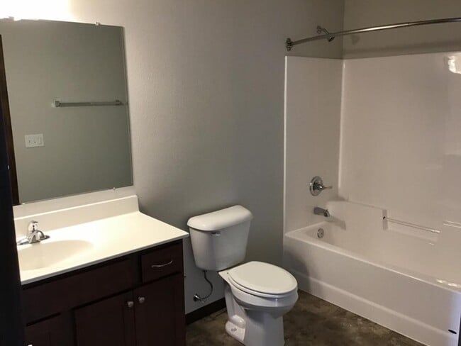 Building Photo - 535 Linden Dr