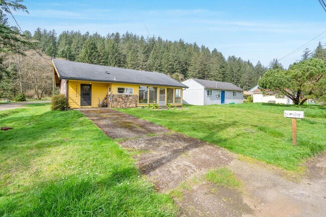 Building Photo - Quaint, inviting 4-bdrm/2-bath home in Cloverdale. Serene living, huge yard, covered patio