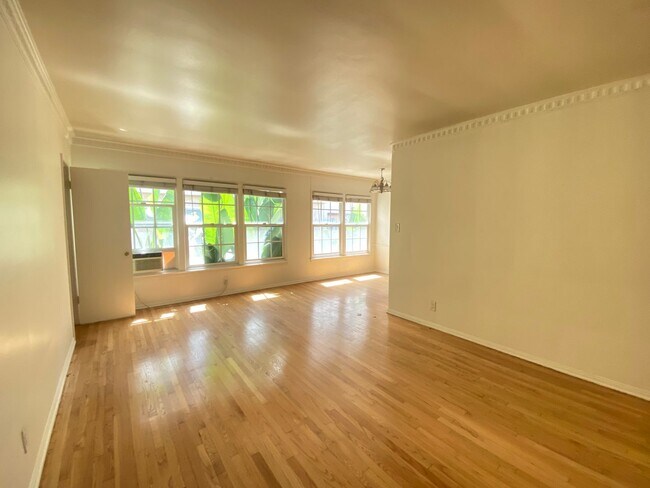 Building Photo - 1 Bed + 1 Bath Second Floor Unit!
