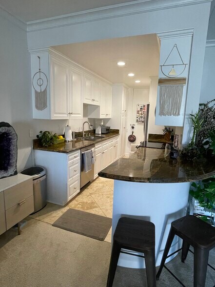 Kitchen - 612 S Barrington Ave