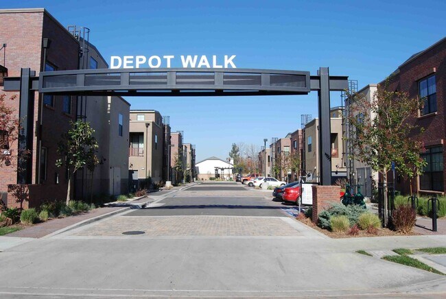 Building Photo - 3 Bedroom 3 Bath Townhouse Style Condo at Depot Walk in Orange