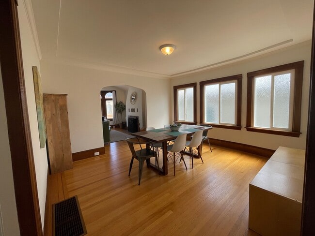 Building Photo - 2231 16th Ave