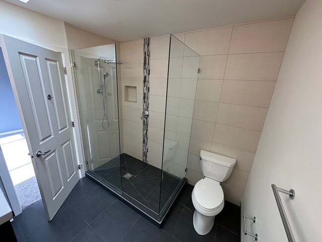 Building Photo - Beautiful Downtown Bellevue 3bd 2.5Bath La...