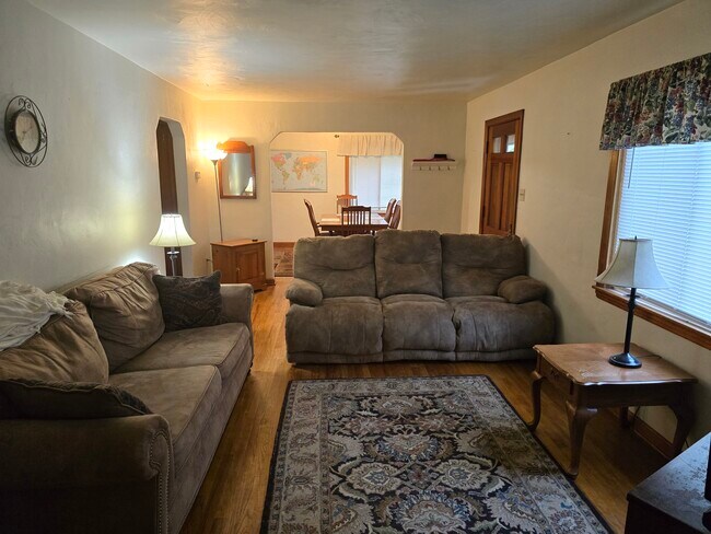 Building Photo - 302 South Dr